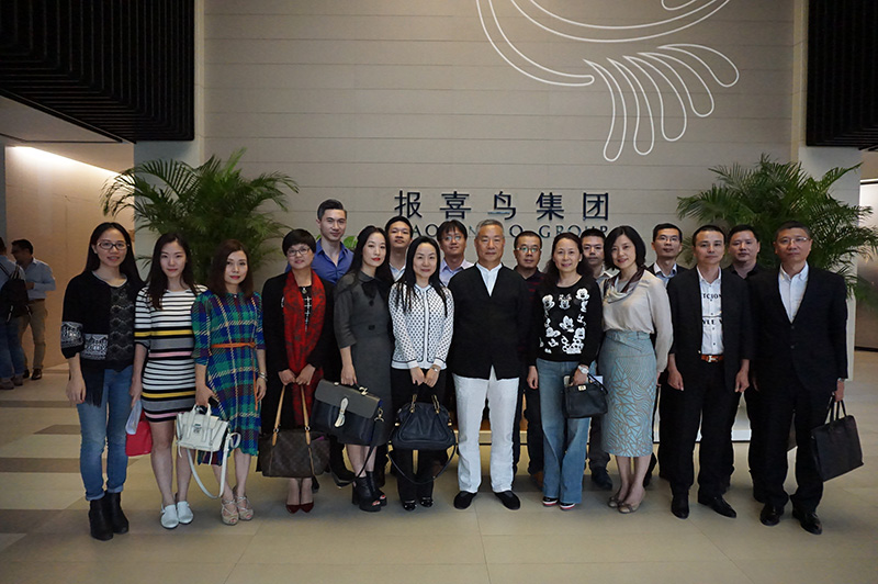商会新闻 商会新闻   在座谈会现场,报喜鸟集团董事长吴志泽向在座的